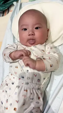 Baby Jasper happy banget tummy time skarang. Kalo dulu mah boro2, bisa marah2 mulu tiap tummy time, nangis, mager. Tapi pas tau ada aktivitas stimulasi dari @Learning Time Indonesia baby ku jadi lebih aktif gerak 🤭  #pregnancyjourney #pregnancy #rennydisini 