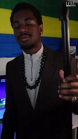 Nous parlons de la place de la femme noire dans les sociétés africaines précoloniales, où elle occupait souvent des rôles de pouvoir et de leadership. Cependant, l’arrivée de la colonisation a entraîné la destruction de ce modèle et l’imposition du patriarcat occidental. Aujourd’hui, lorsqu’une femme noire s’impose, elle est souvent perçue comme trop forte ou trop indépendante, alors qu’elle ne fait que reprendre sa vraie place. #lewe #pourtoi #afrique #culture #histoire #feminisme 