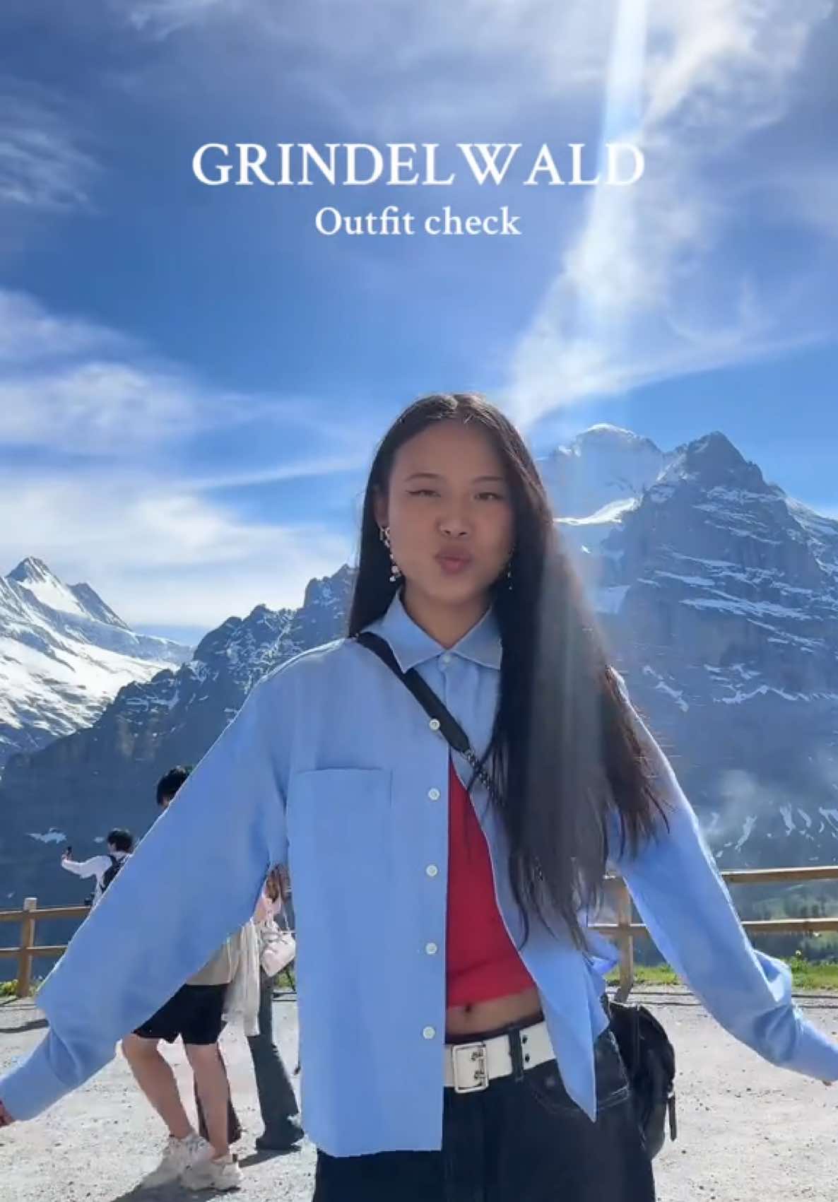 On peut parler du paysage ? C’est beau où qu’on aille 😭  #outfitcheck #outfit #OOTD #lookoftheday #switzerland #suisse #Grindelwald #interlaken #foryou #pourtoi #chemise #bermuda #tabi 