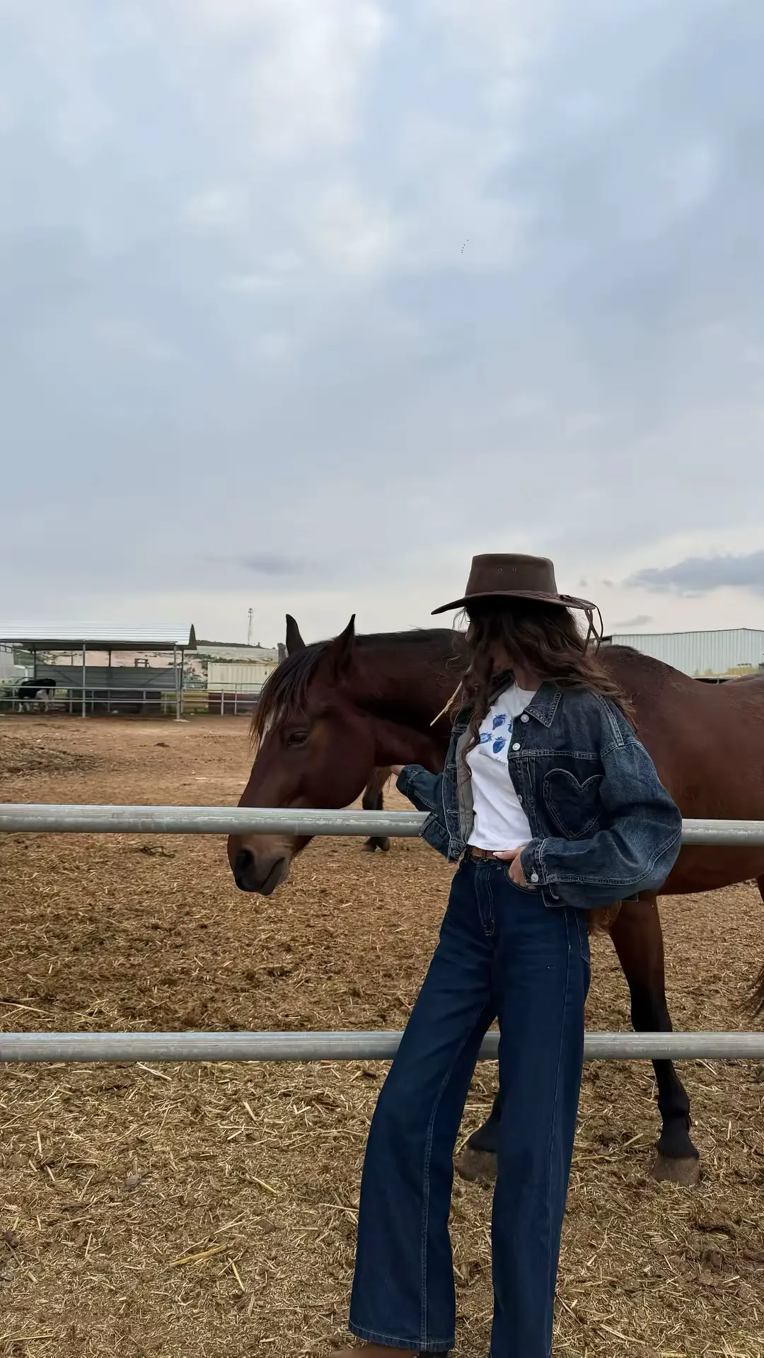 ‏كل واحد بيشوف شكله الخارجي بيقول هي مبسوطة بس ما بعرف شو داخل قلبي😔🫀