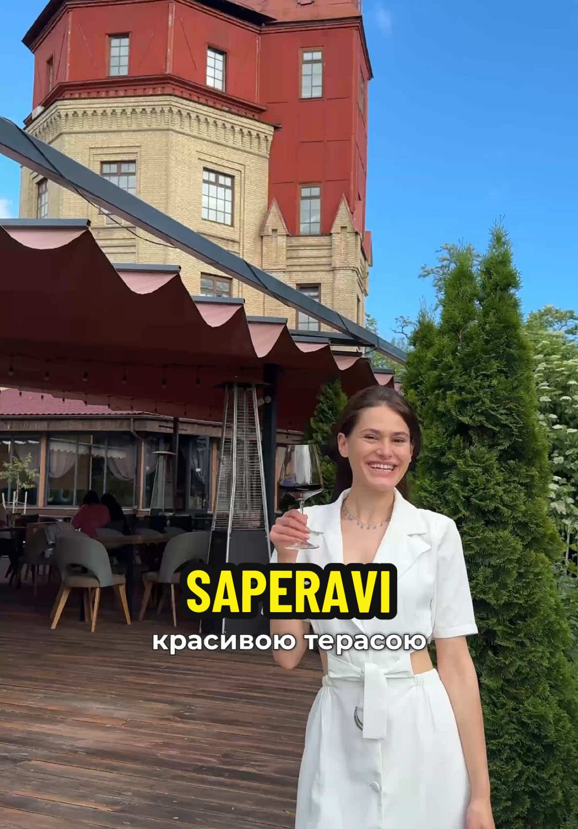 Один з найстаріший парків Києва та неймовірна тераса 🌳🏰 #кудипітикиїв #кудисходитикиїв #депогулятикиїв #містзаконих #закладикиєва #їжакиїв #відпочиноккиїв #терасикиєва 