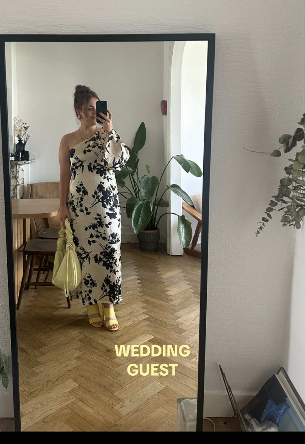 Draftje van vorig jaar maar nog steeds zo obsessed met deze jurk!! 💐 #weddingseason #weddingguestdress #weddingguest 