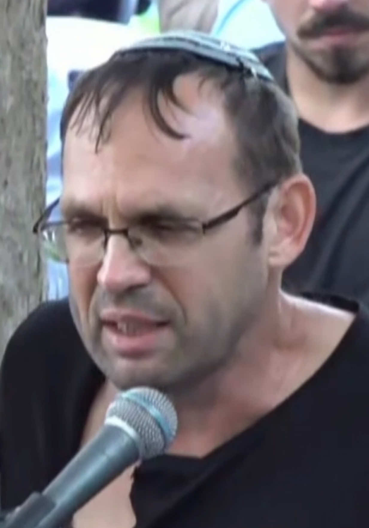 אביו של עומר ואן גלדר ז״ל, שנפל אתמול ברצועת עזה, סופד לו: ״תעזור לנו שדברים ישתנו, יש לנו חברה שצריך לשמור ולתקן״. #n12 #חדשות12 #צהל