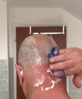 Shave faster, safer! ⚡ 🪒 80% time saved. 🕒 #Twinshaver #QuickShave #MensCare #bald #baldingsolution #glatze #rasierer 