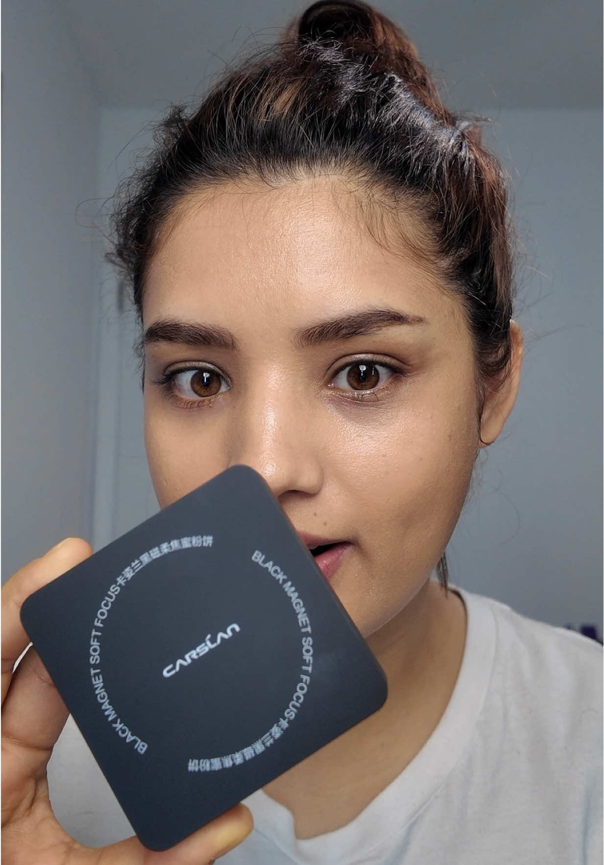 Dry skin but greasy makeup? 😩 Not anymore! Meet my holy grail: Carslan Black Magnet Pressed Powder from @carslan_us ! 🙌 Talc-free, 24-hour, oil-free, waterproof, AND transfer-proof with a soft matte, pore-blurring finish. ✨ Watch me transform one side of my face: POOF, no more shine! 😍 Waterproof test? Nailed it. 💦 Plus, it comes with a mini for touch-ups on the go! 👜 #MakeupMustHave #CarslanPowder #NoFilterNeeded #dryskinhacks #CARSLAN #carslanpowder #settingpowder #makeup #pressedpowder 