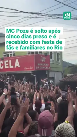A Justiça do Rio de Janeiro mandou soltar MC Poze do Rodo após conceder um habeas corpus nesta segunda-feira (2), solicitado pela defesa do artista. O cantor foi solto no começo da tarde desta terça-feira (3) após cinco dias preso.  Com a soltura, Marlon Brendon Coelho Couto terá de cumprir medidas cautelares, como entregar passaporte e comparecimento mensal ao juízo. Poze ainda foi instruído, no habeas corpus, a não se comunicar com pessoas investigadas no inquérito e ligadas ao Comando Vermelho, facção que ele admitiu fazer parte após ser capturado, como mostra formulário preenchido para a escolha de alas na penitenciária. A decisão foi proferida pelo desembargador Peterson Barroso, da 1º Vara Criminal de Jacarepaguá. O MC foi preso na última quinta-feira (29), por apologia ao crime e envolvimento com tráfico de drogas. (Vídeo Reprodução Voz das Comunidades)  #mcpoze #mcpozedorodo #prisão #RJ #riodejaneiro #polícia #notícias #notíciastiktok #jornalismo #viralvideos #vídeoviral #DiáriodoNordeste