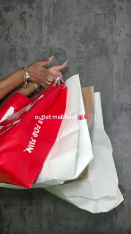 did i do quite some damage? absolutely, do i regret it? absolutely not 😂😂 which purchase was your favorite? ⭐️💞 @Bath & Body Works @maccosmetics @Jimmy Choo @Stanley Brand @adidas @samyangfoods @UGG® @True Religion @Victoria’s Secret @VSPINK  #mallhaul #outletshopping #shopping #shoppinghaul #unboxing #fyp #viral 