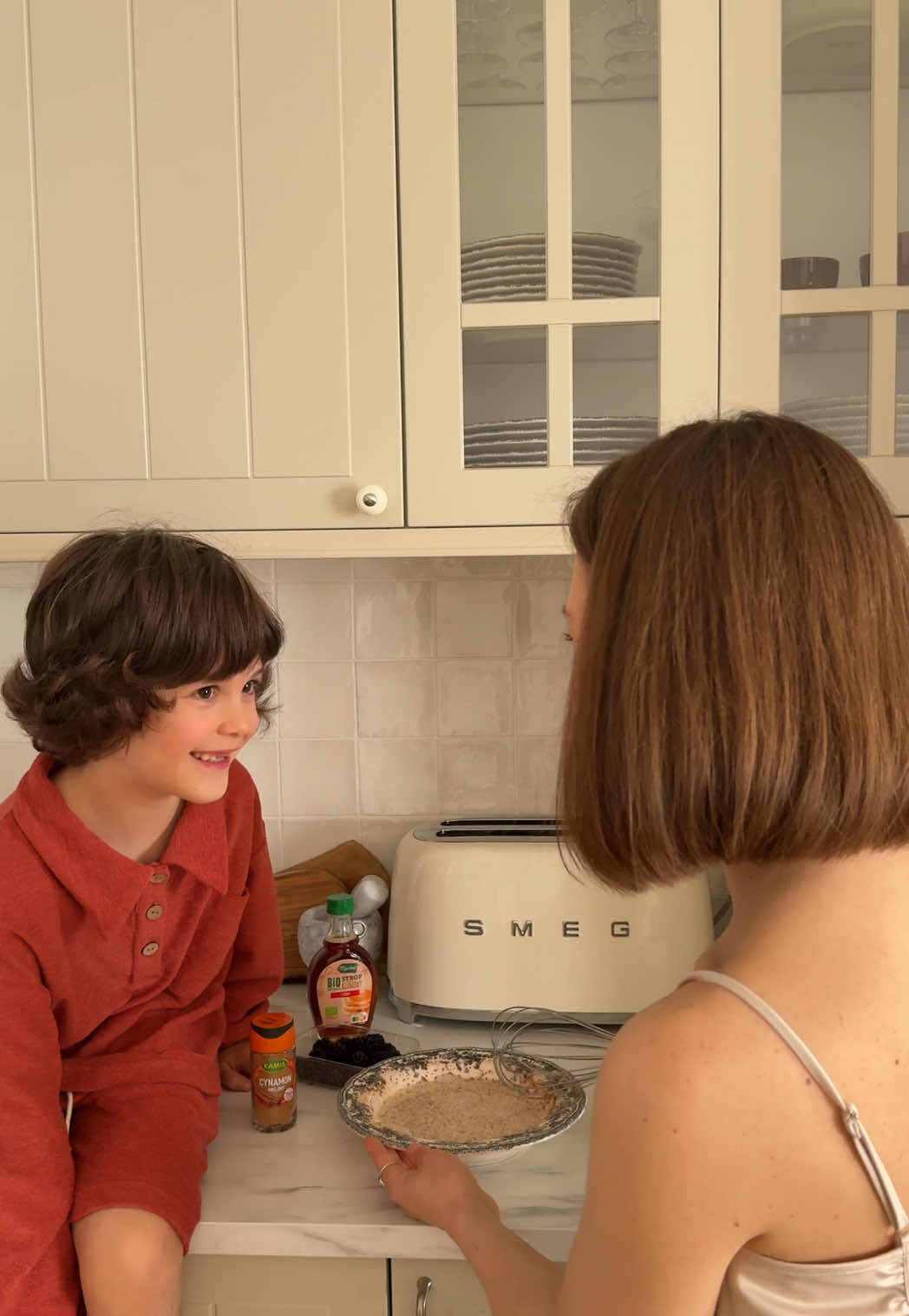 Przepis na 🥖 Tost francuski: Składniki -- Mieszanka z jajek: * 2 jajka * 50 ml mleka * 50 ml śmietany kremówki * 1 kropla ekstraktu waniliowego * 1 łyżeczka cynamonu -- Podstawowe składniki: * 6-8 kromki białego chleba lub chałki  * ok. 50 g niesolonego masła do smażenia Sposób przygotowania 1. Wbij jajka do miski, dodaj mleko, śmietanę, ekstrakt waniliowy i cynamon. 2. Roztrzep wszystko trzepaczką lub widelcem. 3. W razie potrzeby przetnij kromki chleba na mniejsze kawałki. 4. Zamaczaj każdą kromkę w mieszance przez ok. 30 sekund z każdej strony. 5. Na patelni rozpuść masło na średnim ogniu. 6. Smaż kromki z obu stron na złoto, ok. 2 minuty na stronę. 7. Podawaj na ciepło – z cukrem pudrem, syropem klonowym, jogurtem lub owocami. Już w przyszłym tygodniu premiera  wyjątkowej kolekcji frotte od @roe&joe stworzonej dla delikatnej skóry najmłodszych i z myślą o miękkich porankach jak ten. {współpraca} #domowejedzenie #przepisy #przepisykulinarne #domoweprzepisy #gotujemyrazem #cookingathome #momandson #mamaisyn #dailylife#tostyfrancuskie #mamaisynek #gotowanie 