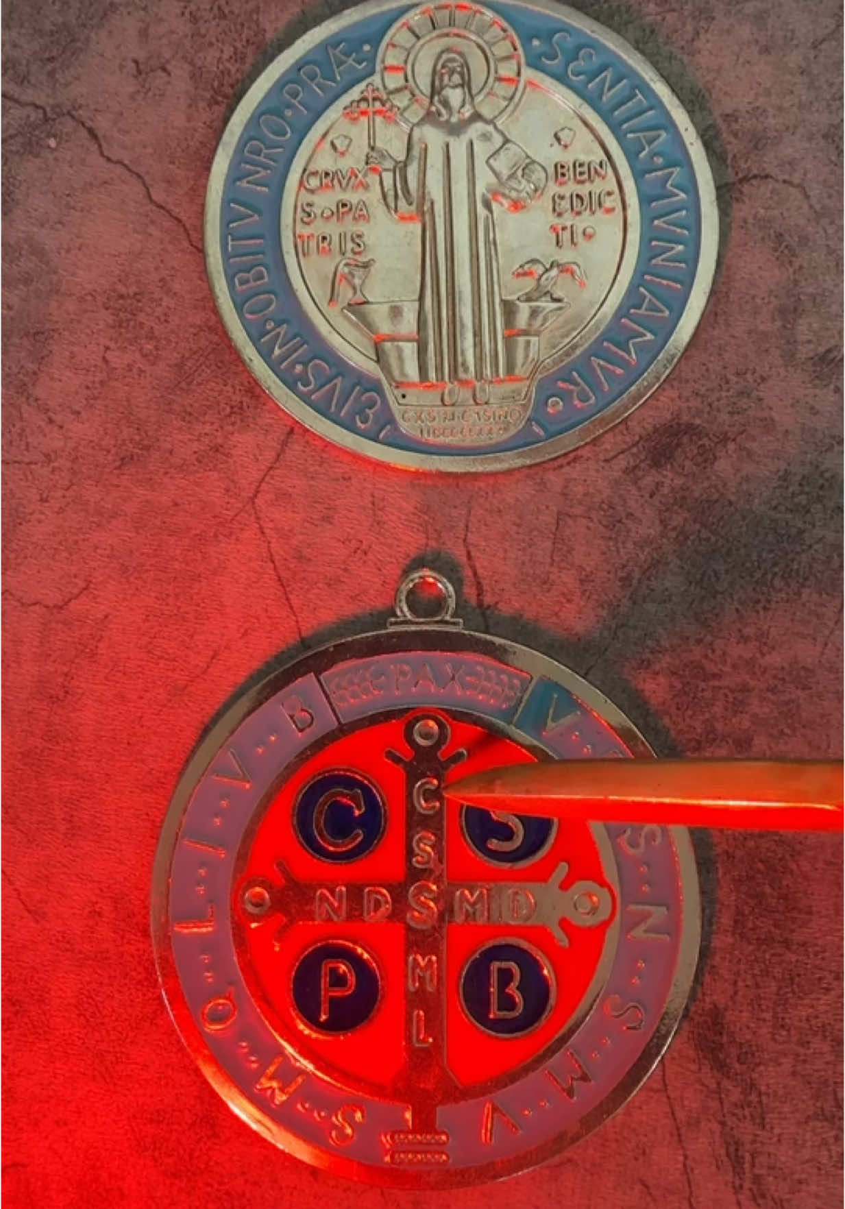 La Medalla de San Benito: Un Escudo de Fe y Protección ¿Sabías que la Medalla de San Benito es mucho más que un hermoso objeto de devoción? ¡Es un poderoso sacramental cargado de oraciones y significado! En su anverso, San Benito de Nursia sostiene la cruz y su libro de reglas monásticas, símbolos de su vida dedicada a Dios. Pero es en su reverso donde reside su verdadera fuerza, con una serie de iniciales que forman una potente oración de exorcismo y protección contra el mal. Las inscripciones más importantes son: Crux Sacra Sit Mihi Lux (C.S.S.M.L.): 