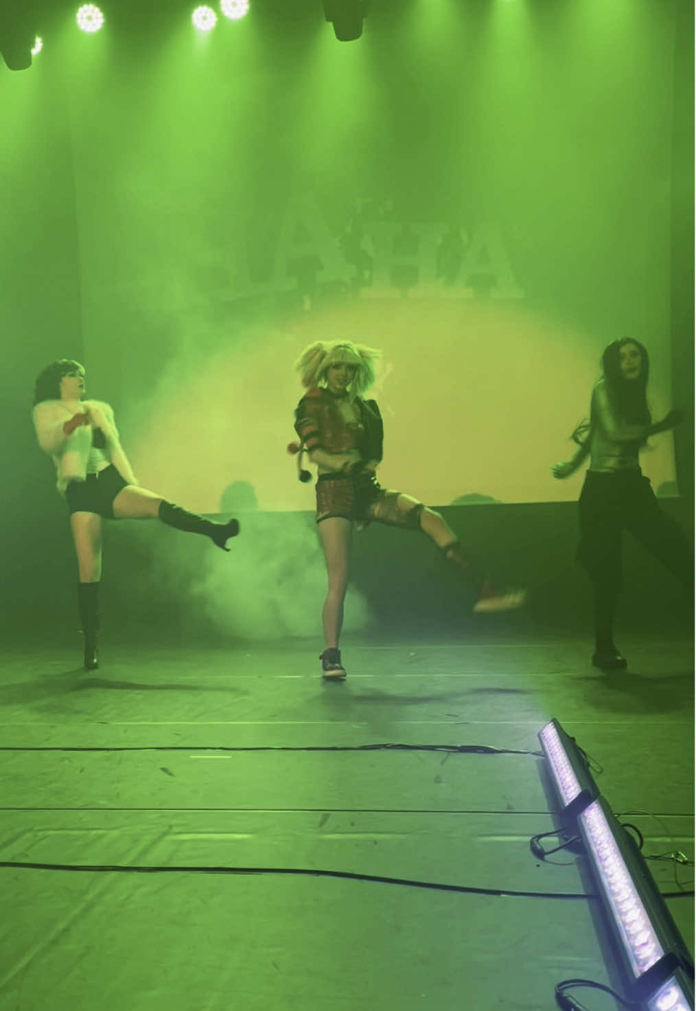 Just the dance part of the performance!! Reposting because I feel like it deserves more reach but the lighting ruins it… @Scarlet 🐱 @Luma🌙 #cosplay #harleyquinncosplay #harleyquinn #suicidesquadisekai #cruelladevilcosplay #shegocosplay #cosplayperformance 