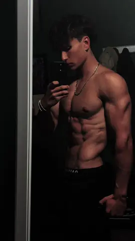 Guys just make your own lighting it’s op #gym #GymTok #lifting #physique #cutting #fyp #motivation #natty #lighting 