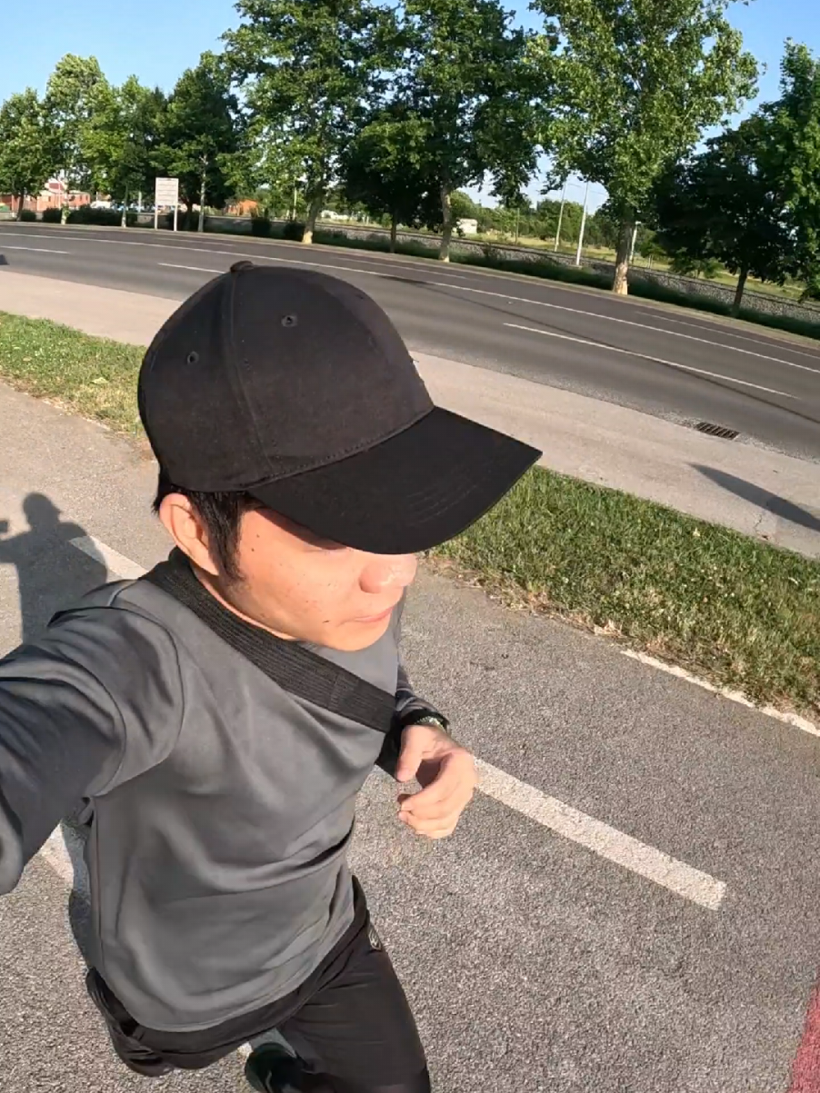 An Afternoon Jog to Park Maksimir, Zagreb This afternoon’s jog led me to the stunning Park Maksimir in Zagreb. The golden light, peaceful trails, and lush greenery made every step worth it. A perfect mix of movement and nature right in the city. “No music needed just the sound of nature and the city around me 🌿🚶‍♂️