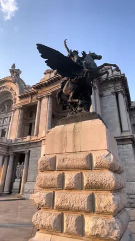 Golden Hour @ CDMX Cuando el sol se despide, Bellas Artes se viste de oro. La luz acaricia cada detalle de su fachada, resaltando su majestuosidad como si el tiempo se detuviera solo para admirarla. En medio del caos citadino, este momento de calma y belleza es un recordatorio de lo que hace única a la Ciudad de México: su arte, su historia, y sus atardeceres que parecen pintados a mano. 🎥 No es filtro, es la magia de estar en el lugar y la hora correcta. #GoldenHourCDMX #BellasArtes #CDMXSunset #AtardecerEnLaCiudad #CiudadDeMéxico #MéxicoEsBello #ArquitecturaMexicana #CentroHistóricoCDMX #CulturaVisual #LuzNatural #ViajaPorMéxico #tiktoktravel #UrbanBeauty #GoldenVibes #creatorsearchinsights #cdmxaesthetic #aesthetic #palaciodebellasartes 