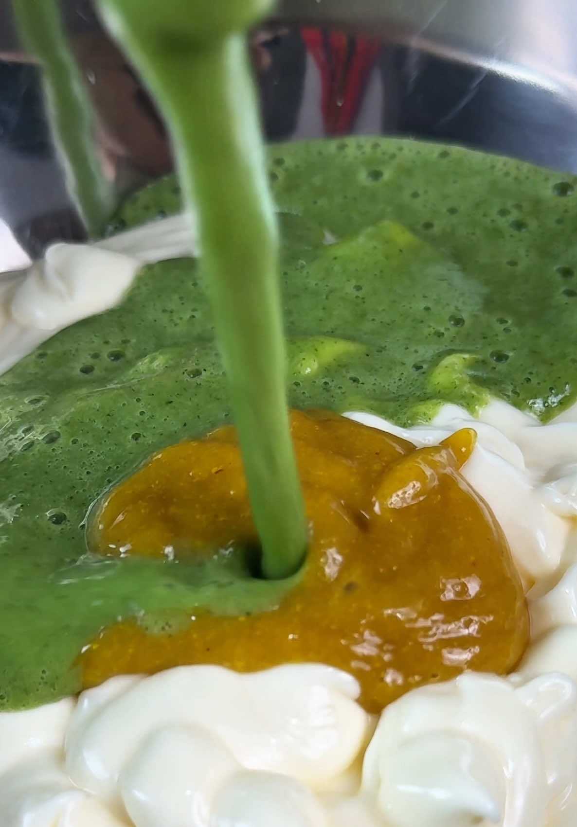 Salsa tártara Porque ustedes lo pidieron hoy traigo mi famosa receta de la SALSA TÁRTARA para comidas rápidas y junto a @hortalizaslabumanguesa te enseño el paso a paso. Recuerda que en hortalizas la Bumanguesa encuentras todas tus frutas y verduras, así que no dudes en pedir tu domicilio. Ingredientes: Pimentón verde 50gr Cebolla en rama 70gr Pepinillos 40gr Ajo 4 dientes  Perejil 20gr Cilantro 20gr Leche 600ml Mayonesa 1500gr Mostaza 50gr Vinagre 40ml Sal al gusto  Azúcar al gusto #barranquilla #recetas #viral 