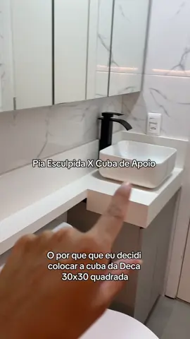 Depois de muita pesquisa antes da compra, optei pela cuba de apoio (Deca 30x30) e deixei de lado a cuba esculpida. 💡✨ A esculpida pode até ser linda no projeto, mas na prática... é unânime: difícil de limpar, acumula sujeira nas bordas e dá muito mais trabalho no dia a dia. Conforto e praticidade também contam — e muito! 🧼🛁 Quem mais já passou por essa dúvida? #ReformaComConsciência #EscolhasInteligentes #CubaDeApoio #Deca3030 #BanheiroPrático #ReformaReal #DicaDeObra #CasaComEstilo #BanheiroClean #DesignComFuncionalidade #CubaDeca #CubaDeBanheiro #ArquiteturaNaPrática #VidaRealNaObra #piaesculpida 