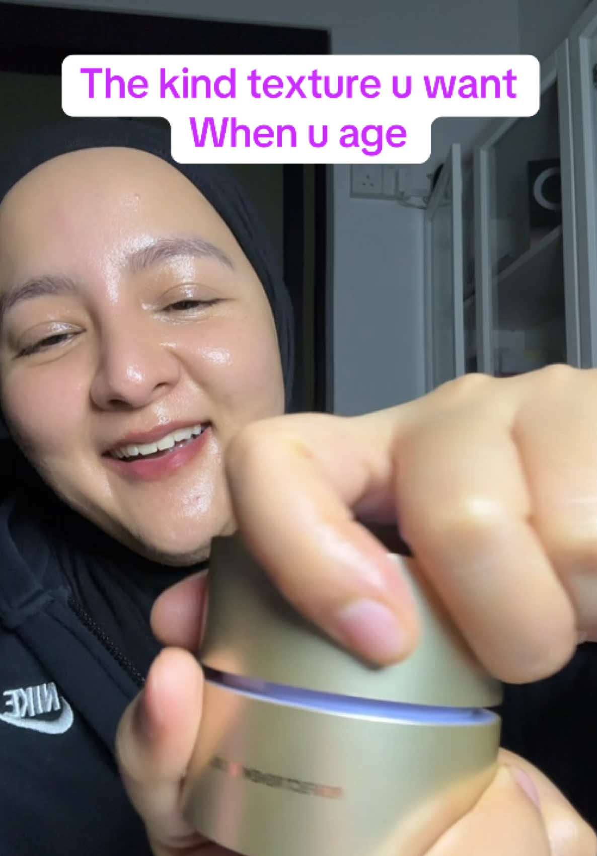 Thick non greasy fast absorb  Skin feels so smooth, firm and moist This texture, WIN! 🏆 #laneige #laneige3xperfectrenew 