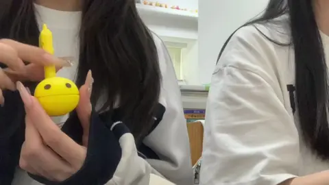 Có 3 đứa mà ồn cỡ đó 