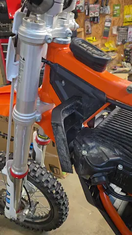 How to raise and lower body on KTM SX E5 Electric 50 #dirtbikes 