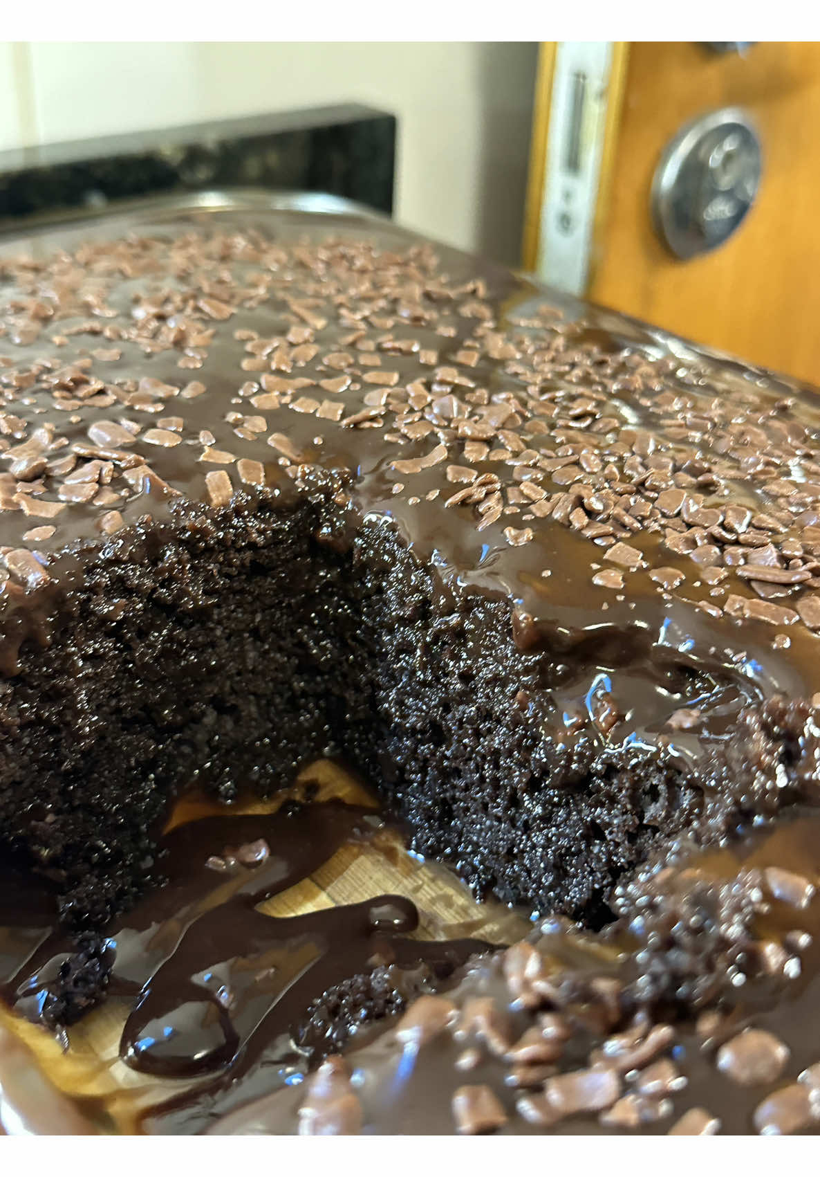 Bolo molhadinho de chocolate quente! 😮‍💨 Cuidado! ⚠️ Se não você vai comer tudo!  Ingredientes: 3 ovos 1 xícara de açúcar 1/2 xícara de cacau 50% 1/2 xícara de óleo 1/2 xícara de leite 1 xícara de café 1 e 1/2 xícara de farinha 1 colher de chá de bicarbonato  1 colher de fermento Forno 180c 35 min. Calda: 1 e 1/2 xícara de leite 1/2 xícara de açúcar 1/2 xícara de cacau 50% Cobertura: 250g chocolate amargo 200g creme de leite Granulado Modo de preparo no video ⤴️ #receitas #bolos #boloquente #bolodechocolate #bolo 