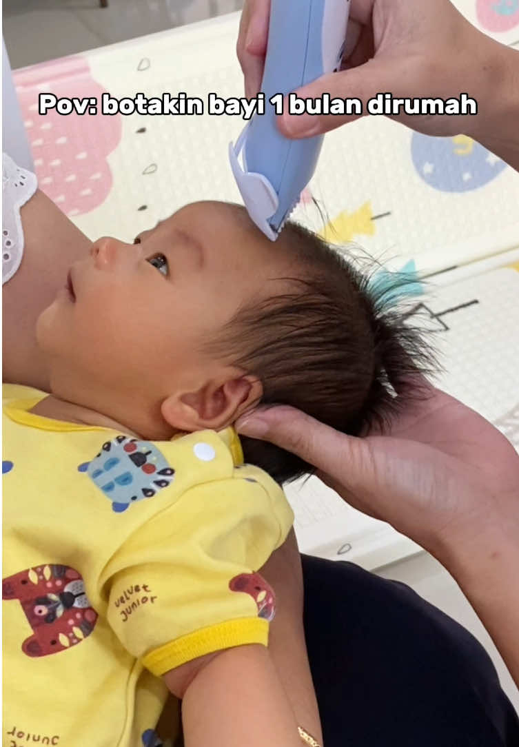 Cukur rambut dedek pas 1 bulanan kemarin 🥳 #newbornbaby #cukurrambut #bayinewborn #newborn #1bulananbayi #alatcukur #alatcukurbayi #hairtrimmer #sakumini 