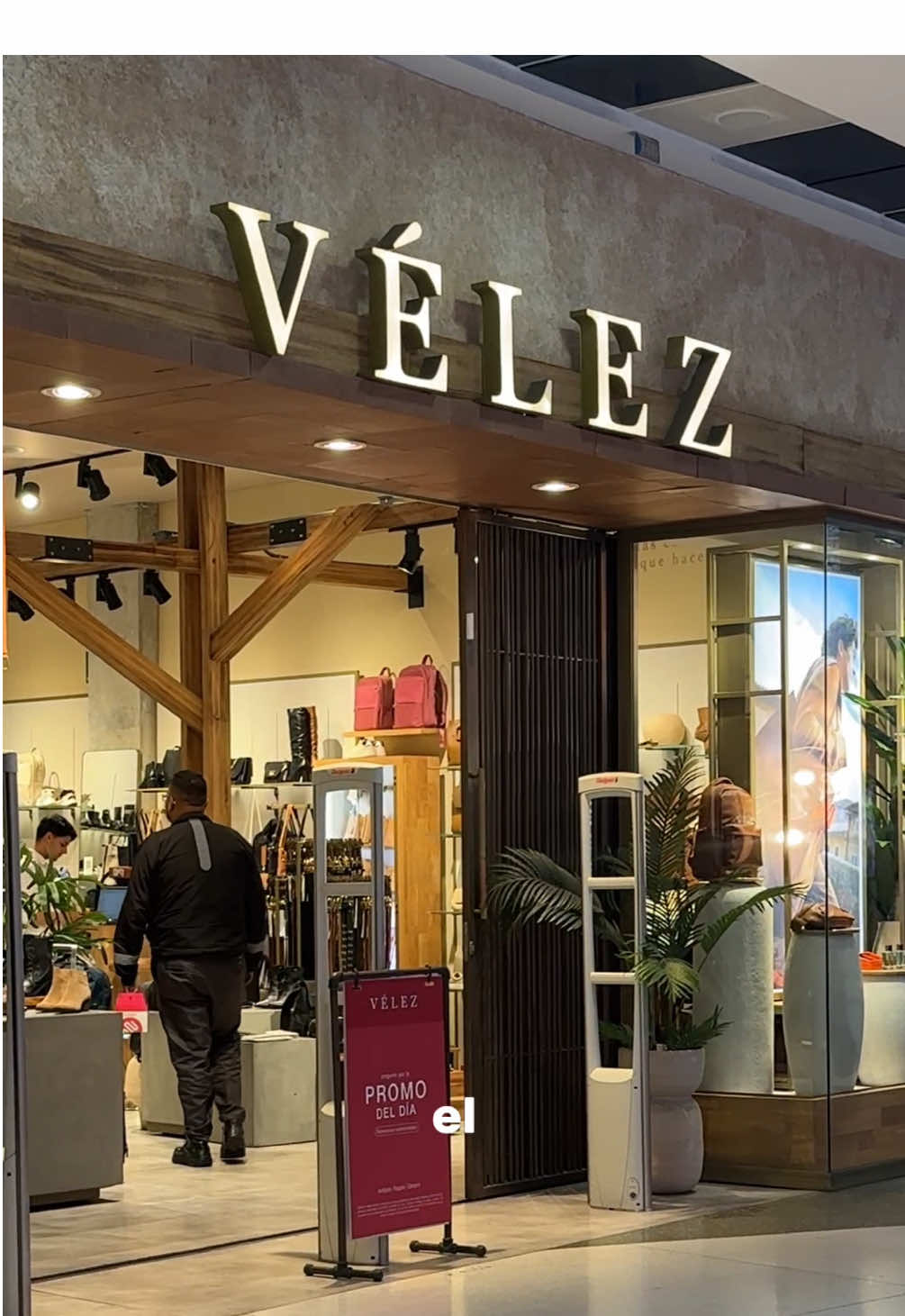 ¿Bolso dupe de la longchamp en Vélez a tan solo $90.000?😳 Ayer me di cuenta de esta súper promo que por supuesto no iba a desaprovechar y salí súper contenta con mi bolso en lona con detalle en cuero 😍😍 @Vélez nunca decepciona y esta vez si que no fue la excepción !!! 🤤 #blackfriday #colombia #velez #trendingvideo #paratii #fypシ゚ #makeup 