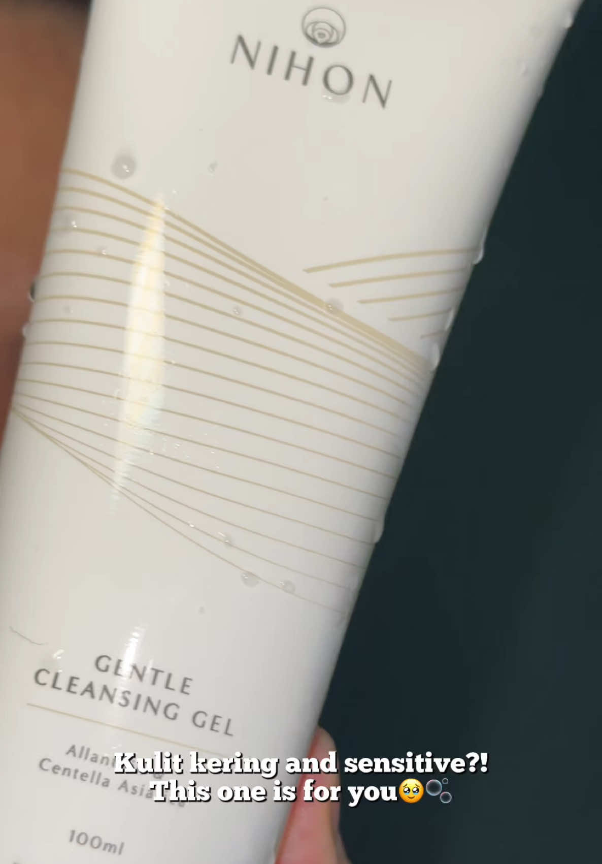 ✨ Clean skin, calm vibes.   This gentle cleanser is a must for sensitive skin. Hydrating, soothing & non-stripping 🫧   #SkincareRoutine #GentleCleanser #NihonSkincare #HydratedSkin #CentellaAsiatica  