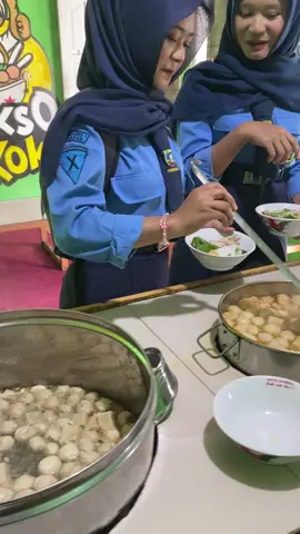 Smk tengaran hadirrr… Bakso prasmanan pak koki buka jam 11 siang sampek jam 12 malam  Hari Selasa libur Jangan lupa mampir ya bolo Lokasi :  Klero depan Polsek tengaran deket Salatiga Gogle map nasi goreng pak koki Klero