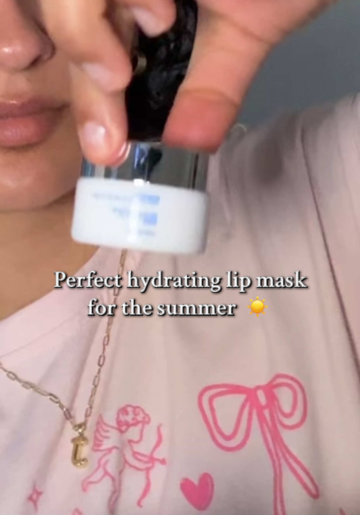 THE WAY MY LIPS WERE SO PLUMP AS SOON AS I APPLIED IT!!!! Loveeeeee 10/10 non sticky super hydrating  #skincare#lipmask#lipplumper#lipgloss#lipstick #lips#lipmaskskincare #ugc#fyp#tiktok#tiktokshop#tiktokshopfinds  
