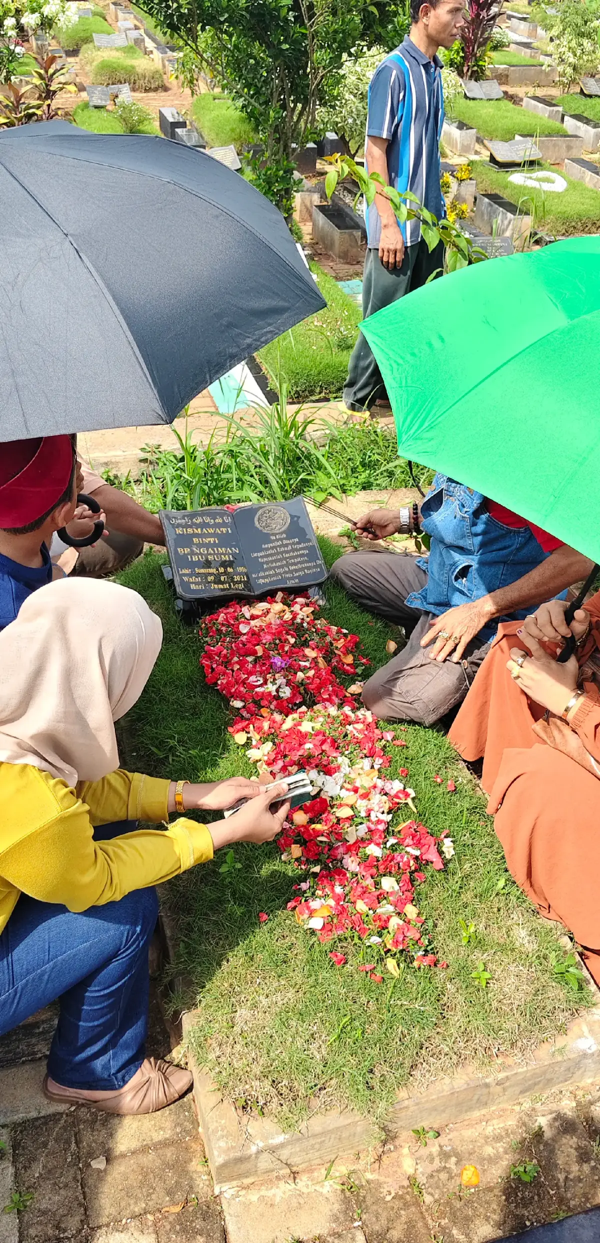 Cuman mau nitip foto ini aja, foto ini adalah makam nyokap gw...yg sudah tiada, dan disaat itu gw kehilangan arah gatau lagi mau ngapain, gatau harus berbuat apa, cuman bisa sabar dan sadar kalau ge masi punya 1 orang tua yang harus gw banggakan... di saat itu gw suruh bokap gw untuk menikah lagi karena gw takut abang abang gw ga bisa ngejaga bapak gw dan ngurus bapak gw... gw cuman nitip ini disini....  #missyoumom 