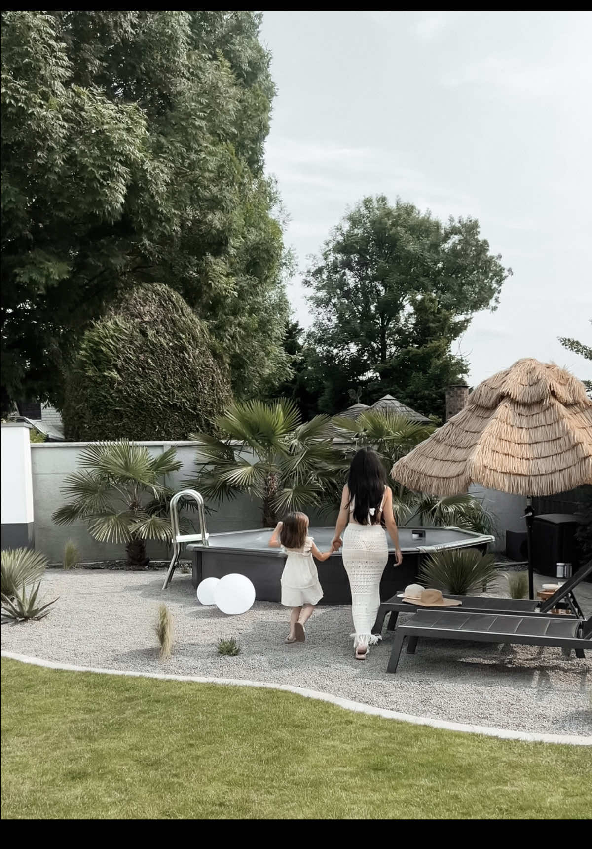🌴🐚🍹 #gardenmakeover #garden #DIY #pool #poolday 