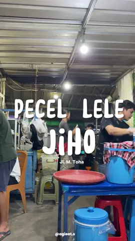 Kalau jajan ke M. Toha selalu salfok sama pecel lele ini yang ramai terus😍 Dan bener enaakk sambelnyaa, gurih, sate kulitnya yang paling aku suka😋 Pecel Lele Jiho 📍Jl. M. Toha, Cirebon #pecellelejiho #pecellele #mohtohacirebon #tohacirebon #jajan #kulinercirebon #cirebon #kuliner #foryourpage #fyp #rekomendasi #viral #masukberanda 