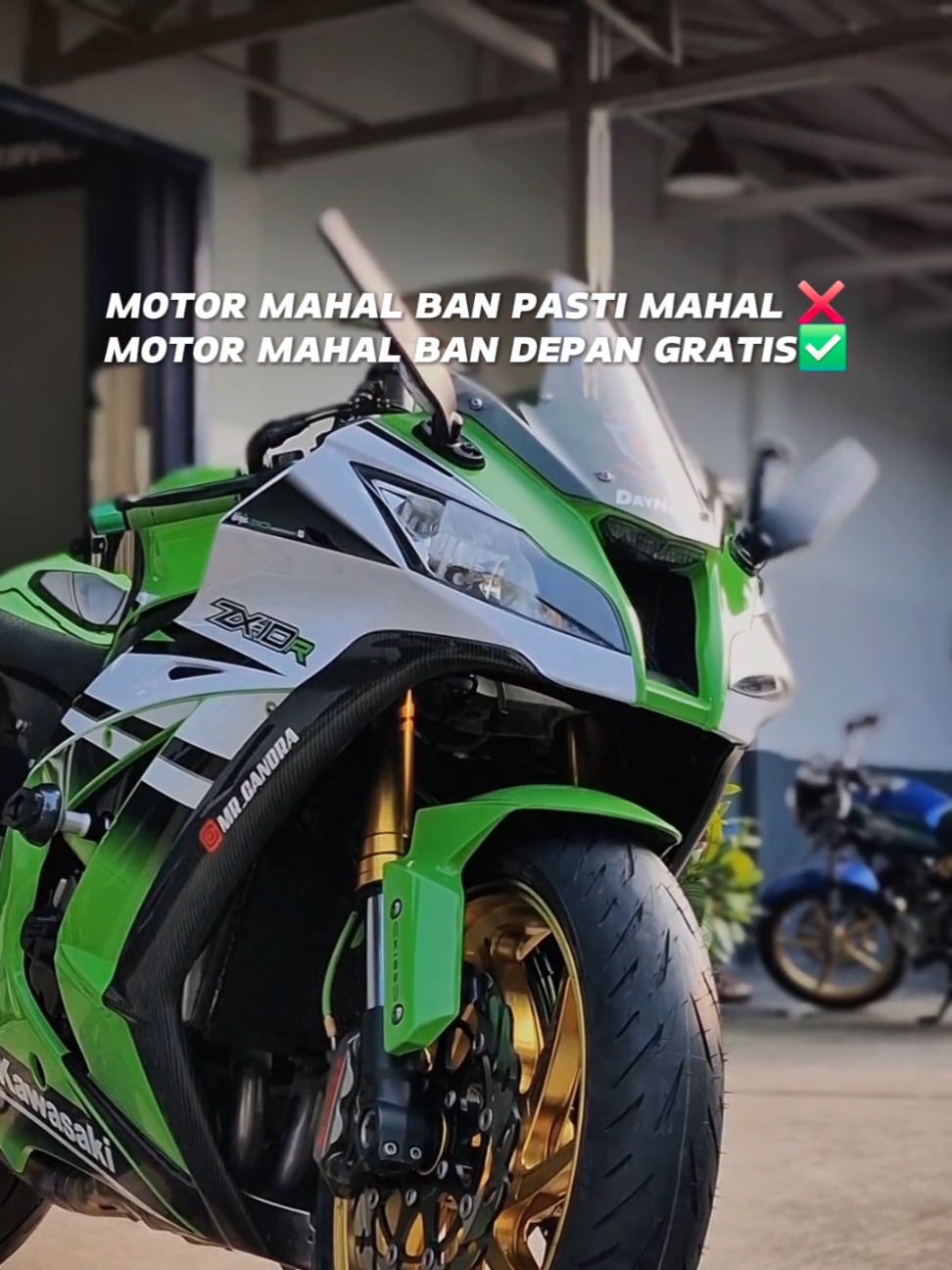 kapan lagi sob beli ban belakang gratis ban depan stok nya tinggal dikit loh, jangan kehabisan  Bridgestone Battlax S22 Ready Size : 120/70-17 4pcs 180/55-17 0pcs 190/55-17 1pcs 200/55-17 3pcs Yuk mampir ke bengkel RBM Terdekat atau bisa diorder via Olshop kami seperti Tokopedia, Bukalapak dan Shopee Sob ..!! Inget Sob .. Jangan sampai kehabisan ..!! 😜😜 ———————————————————————— Info dan Pemesanan: Rumah Ban Motor 📍Jalan Lebak Bulus III no 8 Cilandak Jakarta Selatan 📍Jalan H Naman No.11 Pondok kelapa Jakarta Timur Call/WA: 0877 9777 9797 WhatsApp click! Link bio FB: Rumah Ban Motor Tokopedia: Rumah Ban Motor Bukalapak: Rumah Ban Motor Shopee: Rumah Ban Motor _ _ _ _ _ _ _ _ _ _ _ _ _ _ _ _ _ _ _ _ _ _ _ #yzfr1 #cbr1000rr #gsxr1000 #bmws1000rr #zx10r #apriliarsv4 #ducatipanigale #r1m #zx10rr #bmwm1000rr #sportbikegirls #sport17 #sportbike_addicts #sportbikelifestyle #sportbikelife #sportbikeindonesia #rumahbanmotor  #rumahbanmotor2 #diskon #promo #beli1gratis1 #yzfr1_rider #r1motorsport #zx10rbikers #zx10rbikers #apriliarsv #panigale #bmw1000rr #r1mindonesia 