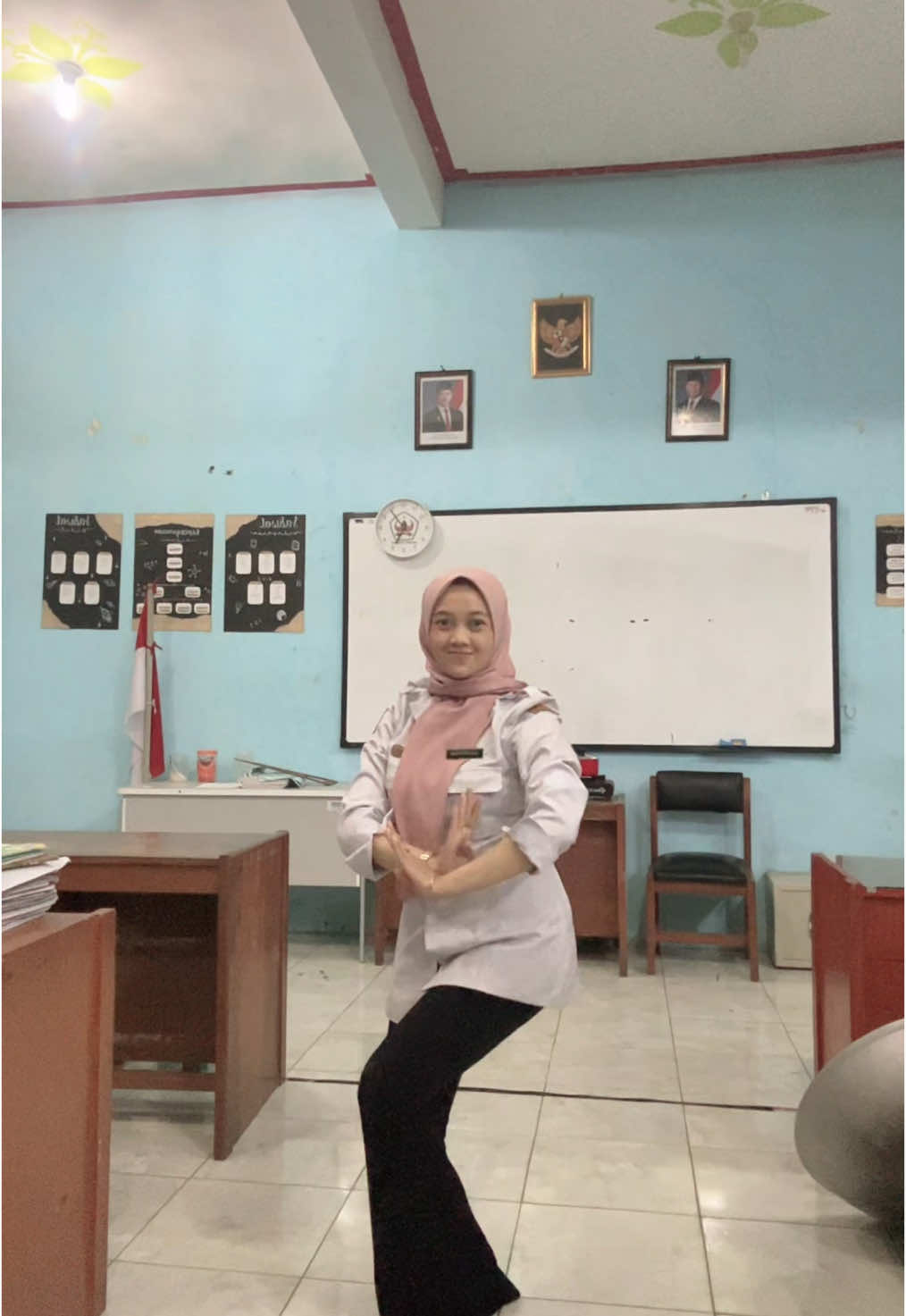 Sambil nunggu hujan agak reda… jangan salfok wajan dibelakang wkwkw #gurutari 