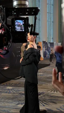 Anh Sơn xuất hiện với giao diện trên TOP dưới BOT tại thảm đỏ Miss Cosmo hôm nay #vohoangyen #misscosmo #canhtayrobot 