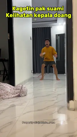 Nakutin pak suami dari bawah pintu ngga kuat nahan ketawa