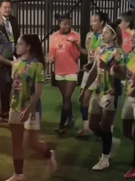 A duda e a fe palermo entrando juntinhas no jogo de segunda muito fofinhas🤏🏻 #futebolfeminino #selecaobrasileira #dudasampaio #fepalermo 