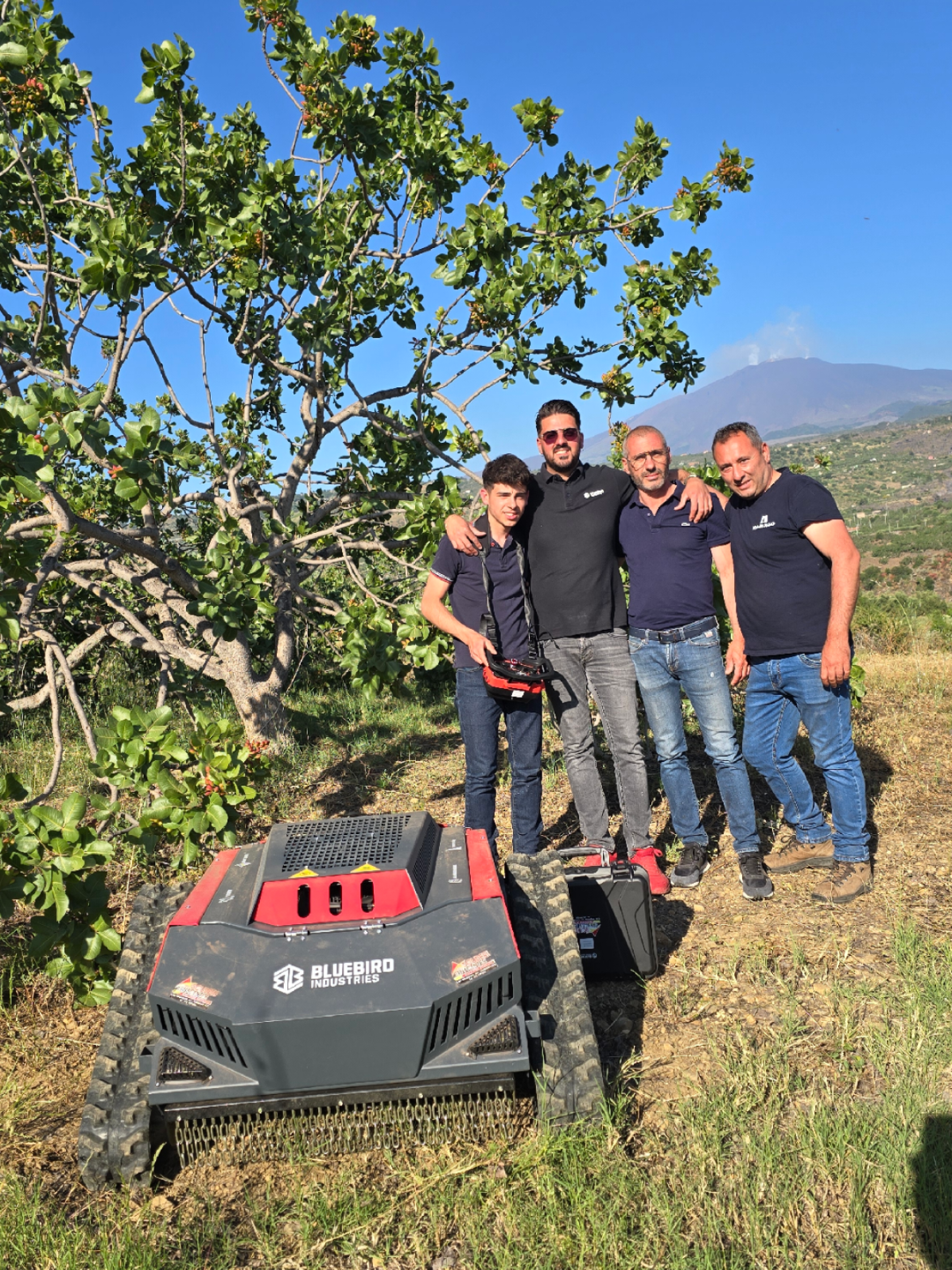 Ieri abbiamo consegnato un #trincia #radiocomandato Bluebird FM24-70 all'azienda Marullo ❤️. . . . #enzoscuderi #scuderietnacenter #etnacenter #macchineagricole #scuderirandazzo 