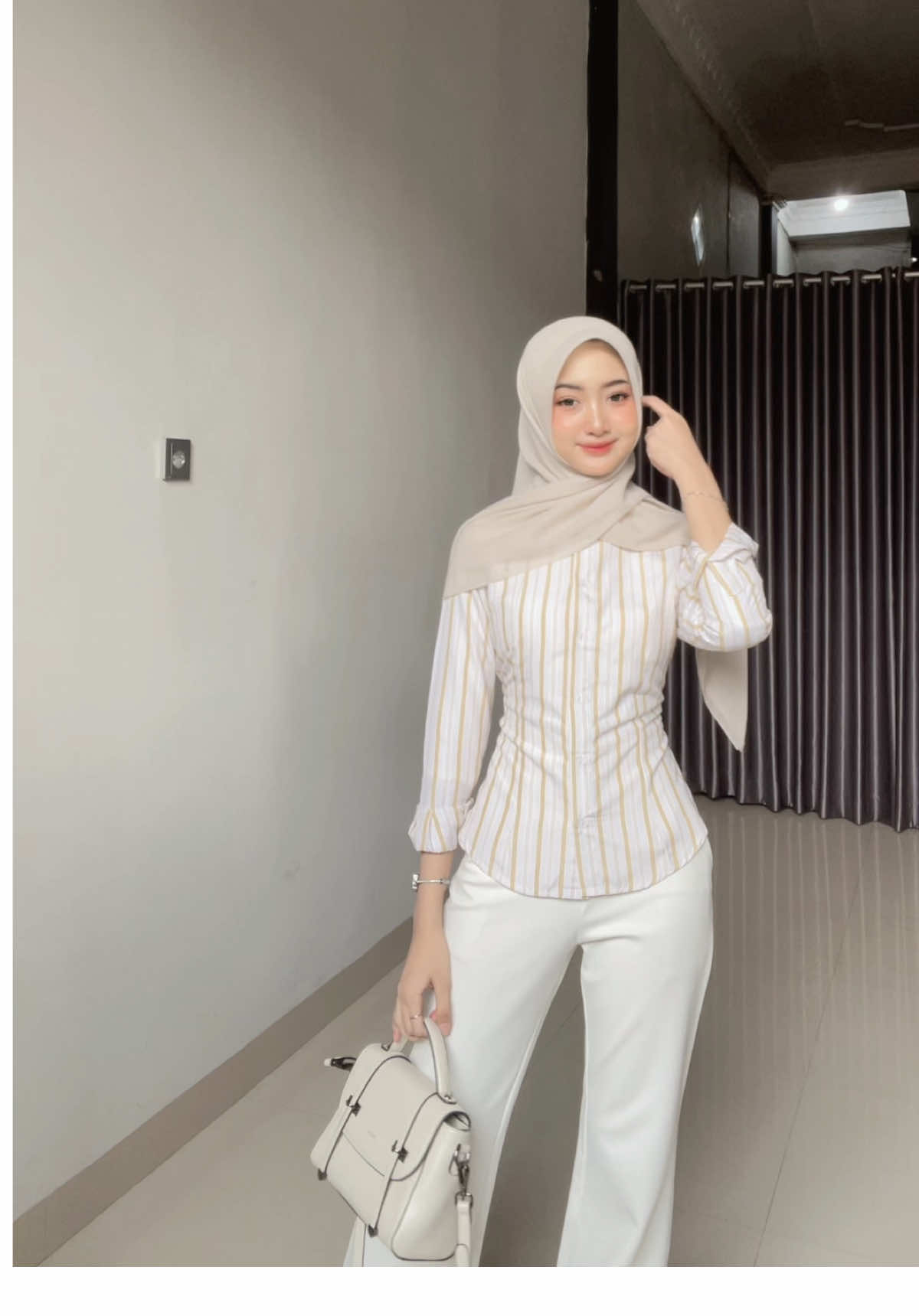 #OOTD #ootdhijab #kemejawispie #fittedshirt 