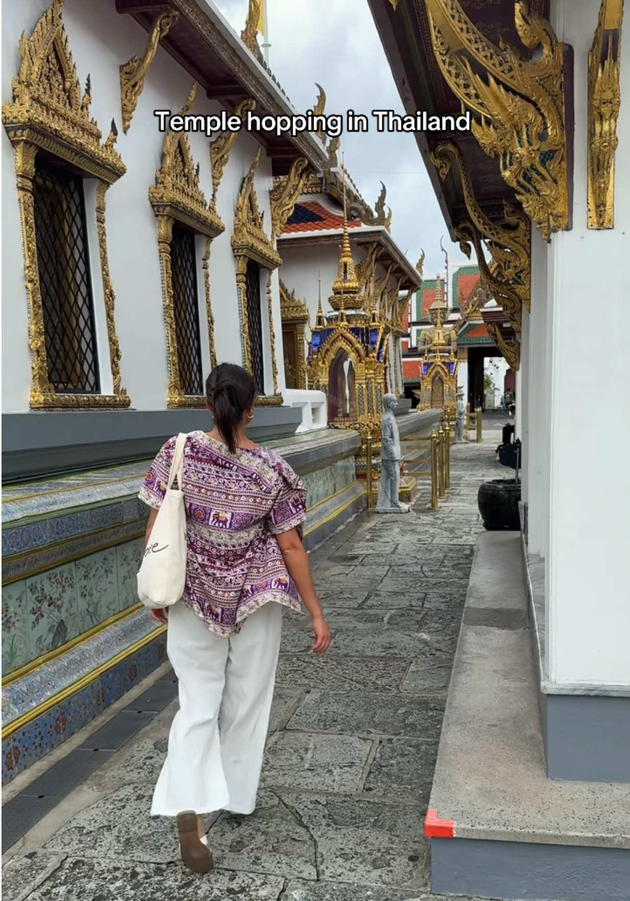 Wear a shirt with sleeves and NOT A scarf! Also be aware of the entry fee and have cash on you🥰 #fyp #thailand #bangkok #travel #seasia #temple #Vlog 