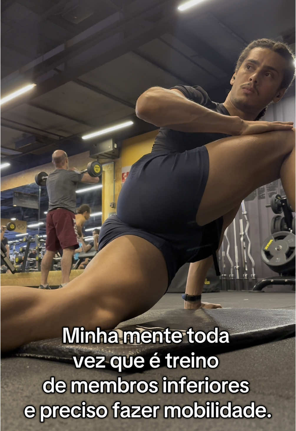 Fazer mobilidade antes do treino é extremamente importante por várias razões, especialmente para melhorar o desempenho e prevenir lesões.     ✅ 1. Aumenta a amplitude de movimento.                                ✅ 2. Ativa os músculos estabilizadores.                               ✅ 3. Melhora a performance.        ✅ 4. Previne lesões.                 ✅ 5. Melhora o foco e a consciência corporal.     #Fitness #TreinoDoDia #academia #gluteo #gay #treino #treino #corpo 