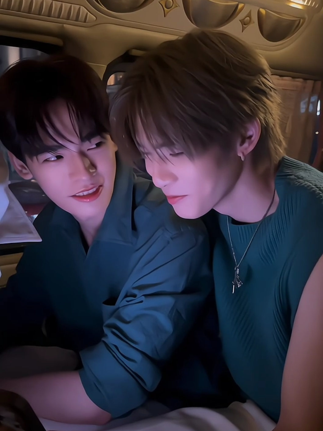 A look of falling in love 🐶🤍🐻‍❄️ #teeteepor #ป๋อตี๋ตี๋ #ป๋อศุภการ #ตี๋ตี๋วันพิชิต #ตี๋ตี๋ป๋อ #porteetee #porteeteepor #porsuppakarn #twnpich #domundiboys #thaienthu #trending #fyp #foryou #lewatberanda #foryougape #fallinginlove #fyppppppppppppppppppppppp 