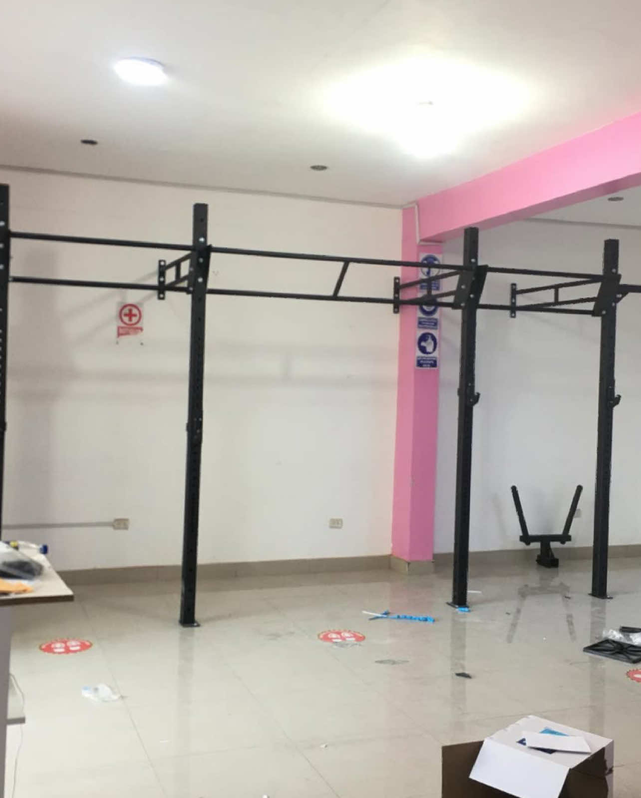 Rack empotrado a pared para funcional … en una sala de zumba #sczbolivia🇳🇬🇧🇴 #funcionaltraining 