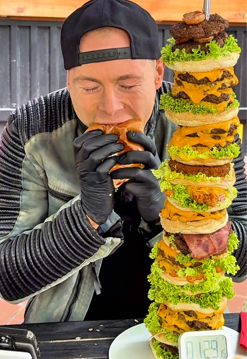 1 Meter Burger in 90? 😱 Lebenslang unendlich viele Burger wenn ich das Schaffe! 1 Meter. 13 Burger. 26 Schichten. 90 Minuten. 🍔  Ich habe keinen Plan, ob ich das schaffen kann – aber ich weiß: Wenn ich’s schaffe, gehört @rnbeef.eu mir. Für immer. Es winken kostenlose Burger und das lebenslang!😏 Let’s go. Die Burj Khalifa Burger Challenge! Realtalk! Wer würde das schaffen? 🔥  #bigm #bigmeatsfood #burger #challenge #burgerchallenge #foodchallenge #rnbeef #essen 