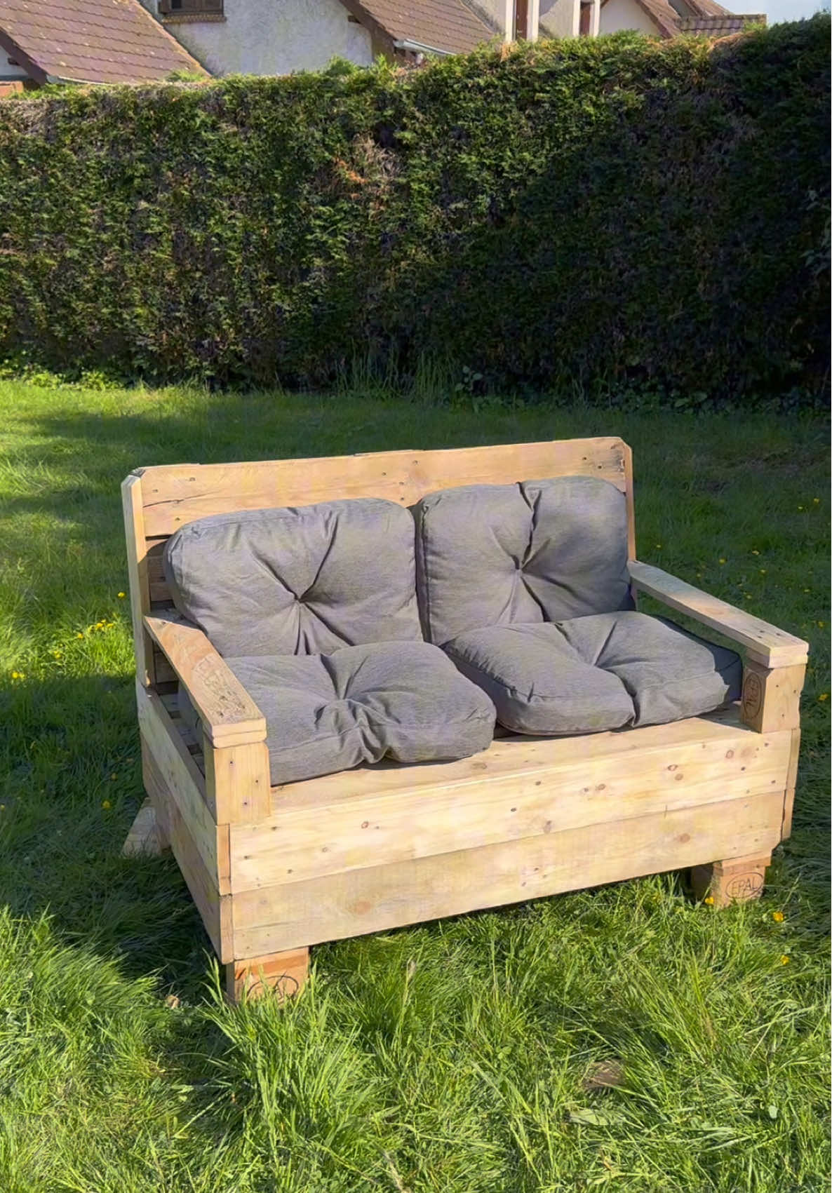 Méthode utltime pour construire un canapé en palettes d’extérieur pour cette été ☀️✅ 4 vieilles palettes en bois = 1 super canapé d’extérieur pour chill cet été 🥰 #pallet #palettes #canape #craft #outdoorfurniture #wood #recup #palletproject #upcycling #CapCut 