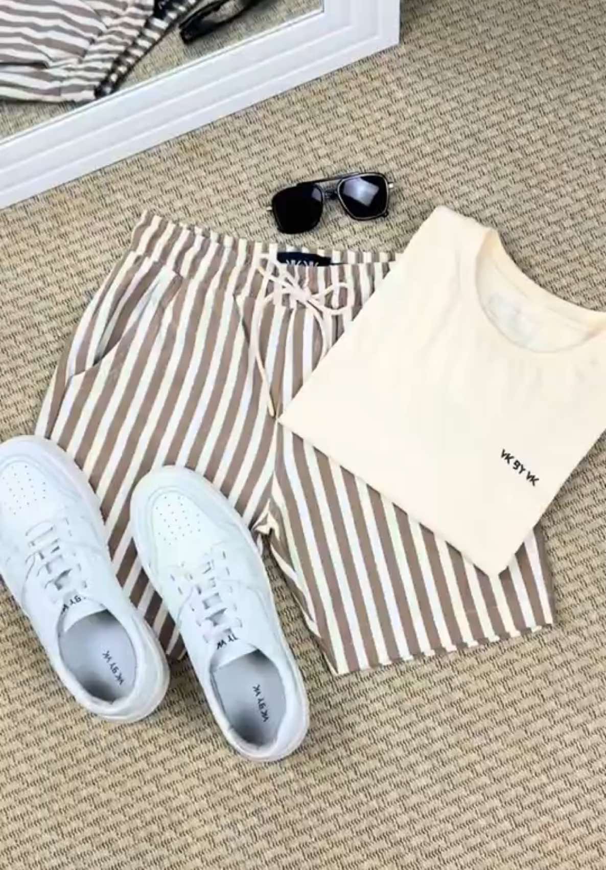 Bermuda listrada com modelagem alinhada, camiseta minimalista em tom neutro e o sneaker branco que eleva qualquer produção. 🔥👊🏻 Cada detalhe foi pensado para vestir homens que valorizam autenticidade e qualidade sem exageros, mas com atitude. Essa não é só mais uma combinação. É o padrão VK. E quem conhece, reconhece. A coleção já está disponível no site. Garanta o seu antes que acabe. #outfittoday #modamasculina #streetwear #StreetStyle #resortwear #menstyle #estilomasculino #lookdodia 