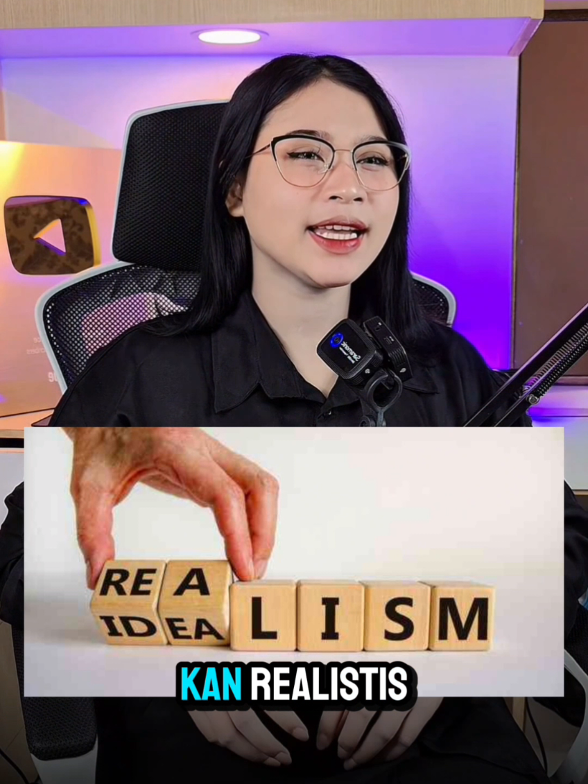 Punya anak itu bukan cuma soal keberanian, tapi juga soal kesiapan—baik mental, fisik, maupun finansial. Seorang ibu baru-baru ini bicara blak-blakan, kalau masih miskin, gaji masih UMR, mending tunda dulu punya anak. Jangan asal punya tiga anak terus nyalahin negara karena hidup terasa berat. Ini bukan soal nyinyir, tapi soal realistis. Fenomena nikah muda dan langsung punya anak banyak memang masih sering terjadi. Padahal, anak nggak cuma butuh dilahirkan. Mereka butuh makan, pendidikan, tempat tinggal yang layak, dan tentu kasih sayang yang cukup. Kalau semua itu belum siap, bukannya jadi berkah, malah bisa menambah beban hidup. Gaji 5 juta di kota besar seperti Jakarta, misalnya, untuk satu keluarga kecil aja udah pas-pasan. Kalau anak tiga? Wah, bisa jadi sumber stres terus-menerus. Bukannya hidup makin bahagia, malah penuh tekanan. Di sinilah pentingnya perencanaan dan tanggung jawab sejak awal. Intinya, jangan ujung-ujungnya nyalahin pemerintah kalau pilihan hidup yang diambil tanpa perhitungan sendiri bikin sengsara. Semua orang punya hak punya anak, tapi juga punya kewajiban buat memastikan mereka tumbuh dengan layak. #KeluargaBerkualitas #PerencanaanKeluarga #RealistisItuPerlu #UMR #GajiUMR #NikahMuda #PunyaAnakBijak #TanggungJawabOrangtua #ViralIndonesia #FaktaSosial