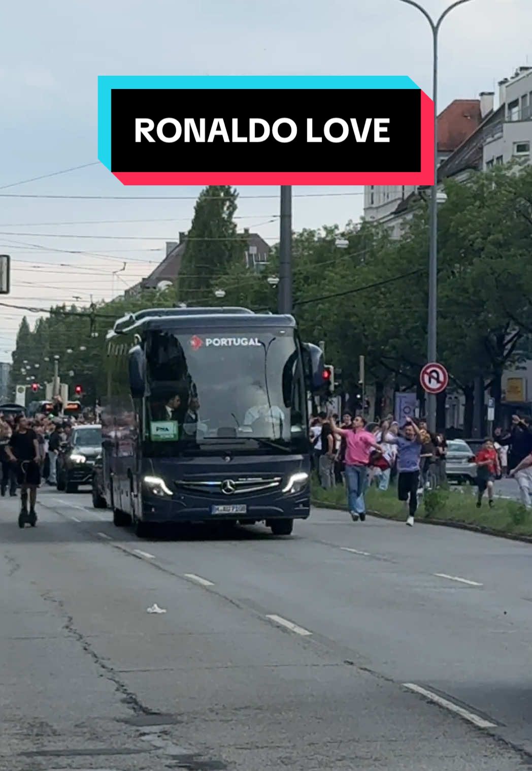 Fans' love for Ronaldo: Germany-Portugal Cristiano Ronaldo and the Portuguese national team left the hotel where they watched the UEFA Nations League semi-final match. Hundreds of fans have been evaluating Ronaldo in front of the global audience since the early hours of the morning. Cristiano Ronaldo has scored in 5 of the 7 Nations League matches he has played in 40 years. Ronaldo is expected to face each other in Germany. #Ronaldo #portugal #munich #nationsleague 