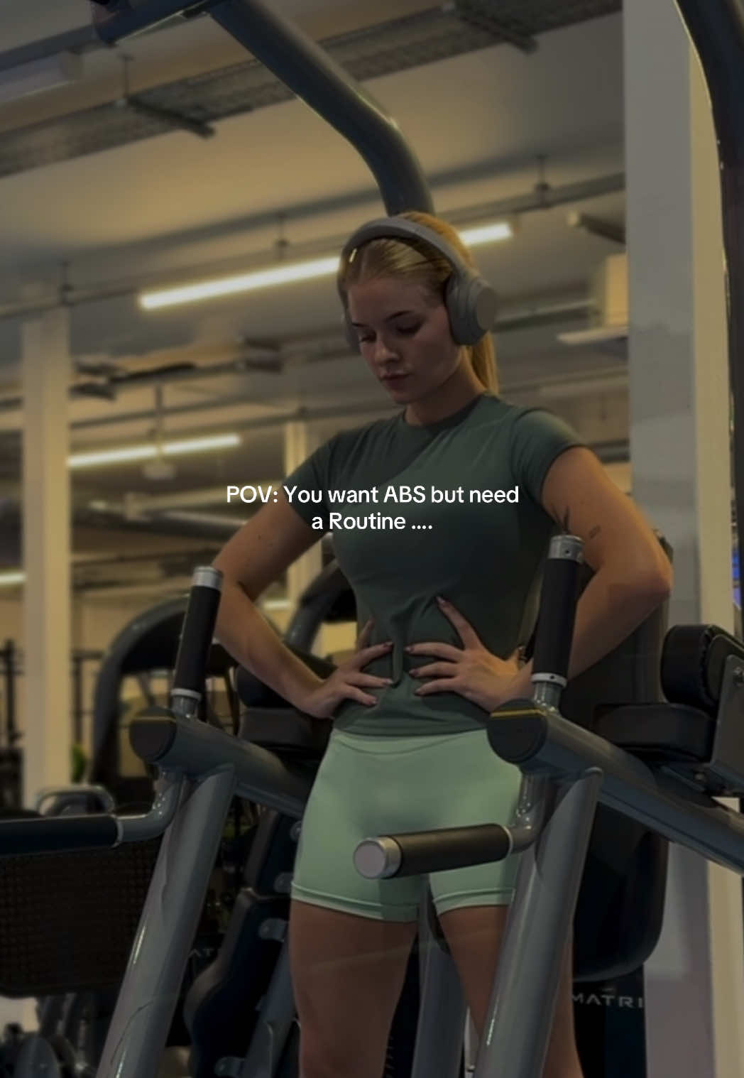 Let’s destroy those abs🔥 @DFYNE dc: EMGRAY 💞 Full workout:  -3x10 straight leg raises  -3x8 knee tucks -3x10 oblique crunches -3x10 around the worlds -3x8-10 single leg marches   #creatorsearchinsights #abworkout #core #GymTok 