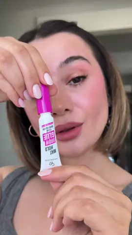 Şeffaf, hafif ve gün boyu etkili tutuş! 🩷 Max Hold Brow Glue kaşları şekillendirir ve suya dayanıklı waterproof formülü sayesinde gün boyu sabit kalmasını sağlar. Hafif ve şeffaf yapısıyla yapışkan bir his bırakmaz. Kaşları besleyerek güçlenmesine yardımcı olan Biotin ve Provitamin B5 ile zenginleştirilmiştir. Özel geliştirilmiş küçük fırçası ile kaşları kolayca şekillendirmeye ve sabitlemeye yardımcı olur. @haticesaka topaklanmayan, yapışkan his bırakmayan ve sadece şekillendiren bu formülü çok sevdi! Peki sen keşfetmeye hazır mısın? Hemen shop.goldenrose.com.tr adresini ziyaret et 💌 #GoldenRose #MaxHoldBrowGlue 