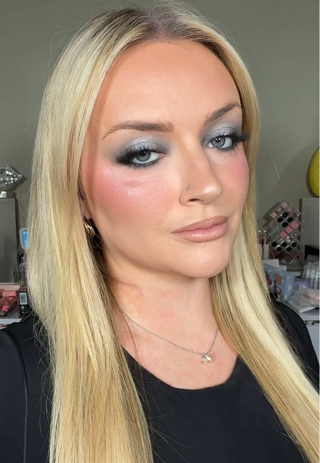🖤🩶 #makeup #makeuptransformation #transition #MakeupRoutine #beauty #smokeyeye #glam #fyp 